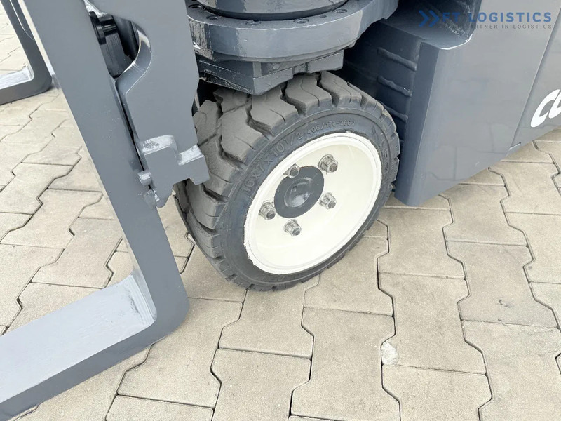 Combilift Combilift CBE2500 / TRIPLEX / 5500MM / FREE LIFT / ELECTRIC DRIVE / ONLY 2300 MTH / FORK POSITIONER / SIDE SHIFT / NEW TYRES / L - Loader empat arah: gambar 4 Combilift Combilift CBE2500 / TRIPLEX / 5500MM / FREE LIFT / ELECTRIC DRIVE / ONLY 2300 MTH / FORK POSITIONER / SIDE SHIFT / NEW TYRES / L - Loader empat arah: gambar 4