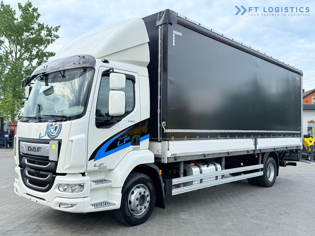DAF LF 260 FA / AUTOMATIC / 9,255 kg PAYLOAD / 4x2 / 18 PALLETS / TAIL LIFT / SIDE BOARDS / EXCELLENT CONDITION! - Truk dengan terpal samping: gambar 1 DAF LF 260 FA / AUTOMATIC / 9,255 kg PAYLOAD / 4x2 / 18 PALLETS / TAIL LIFT / SIDE BOARDS / EXCELLENT CONDITION! - Truk dengan terpal samping: gambar 1