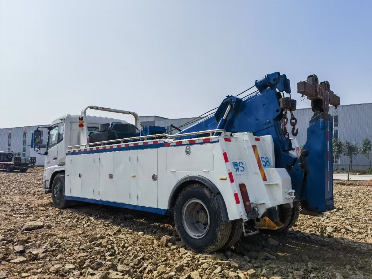 DONGFENG 4×2,12tons - Mobil derek: gambar 3 DONGFENG 4×2,12tons - Mobil derek: gambar 3