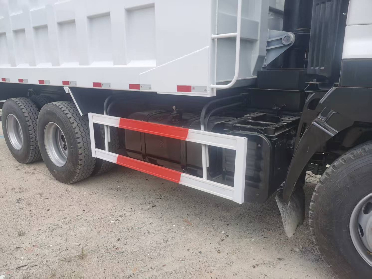 HINO 6×4,10 wheels - Truk jungkit: gambar 1 HINO 6×4,10 wheels - Truk jungkit: gambar 1