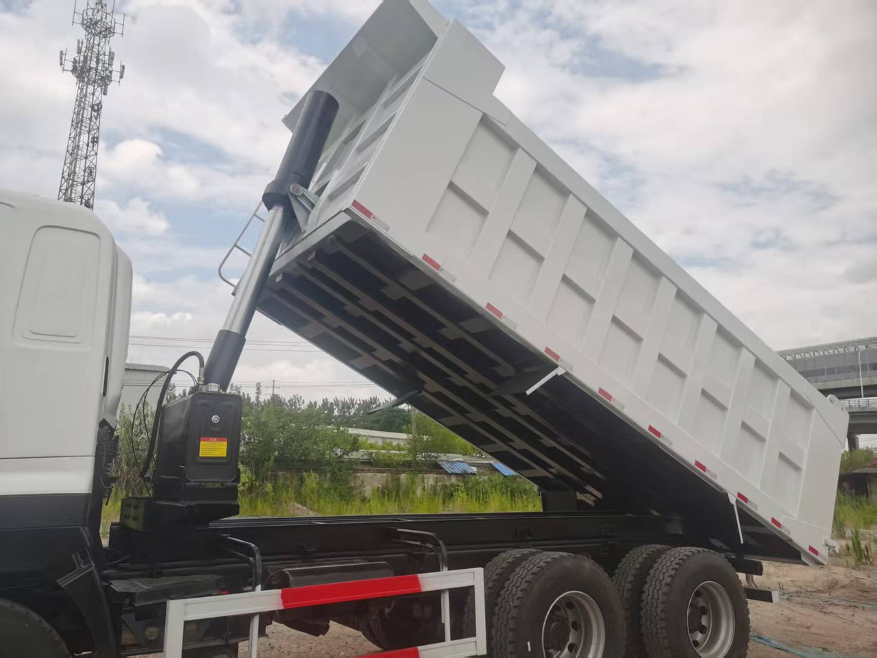 HINO 6×4,10 wheels - Truk jungkit: gambar 1 HINO 6×4,10 wheels - Truk jungkit: gambar 1