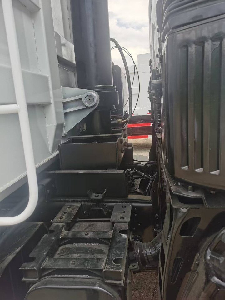 HINO 6×4,10 wheels - Truk jungkit: gambar 3 HINO 6×4,10 wheels - Truk jungkit: gambar 3