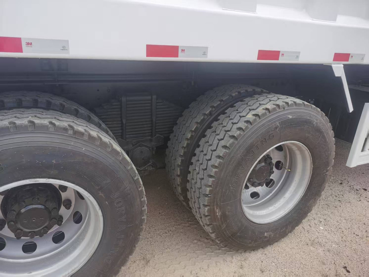 HINO 6×4,10 wheels - Truk jungkit: gambar 5 HINO 6×4,10 wheels - Truk jungkit: gambar 5