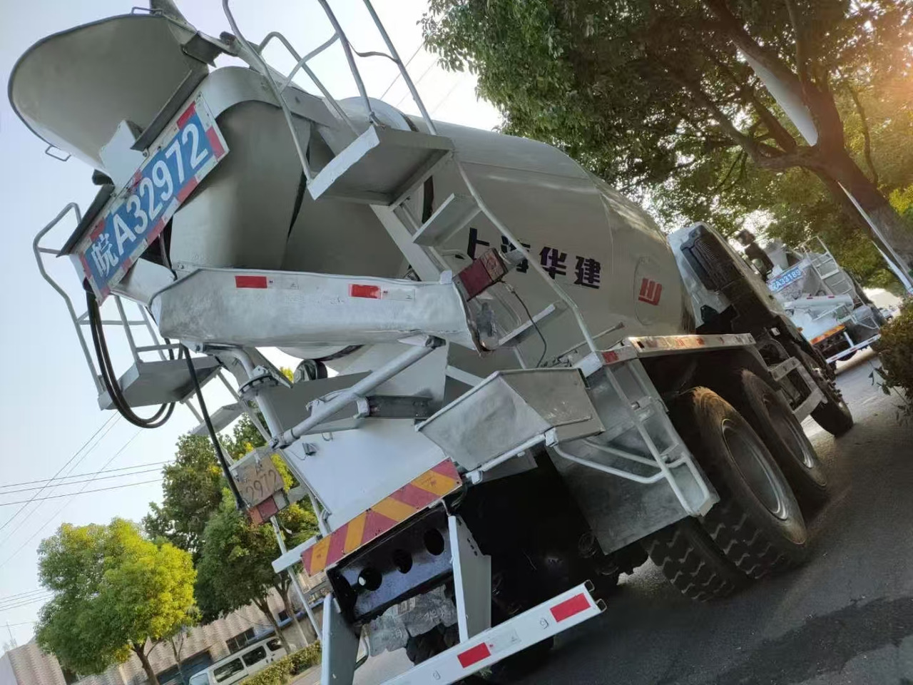 HINO 700 - Truk tangki: gambar 4 HINO 700 - Truk tangki: gambar 4