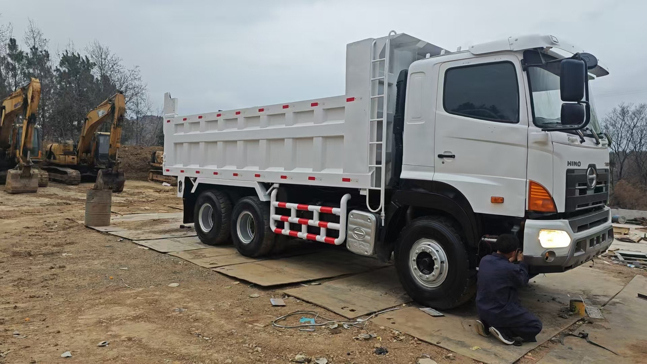 HINO HINO 700 - Truk jungkit: gambar 3 HINO HINO 700 - Truk jungkit: gambar 3