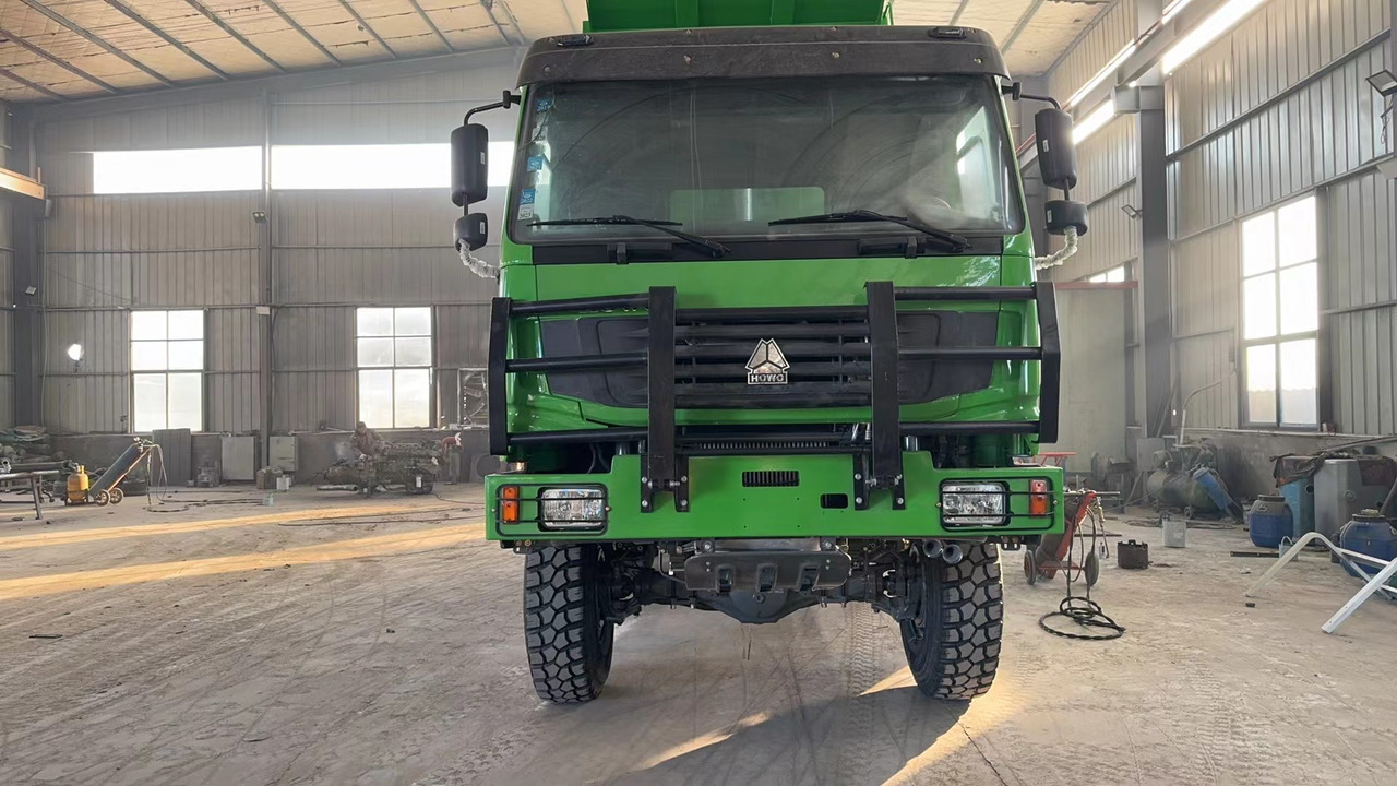 Truk jungkit untuk pengangkutan kontainer HOWO 6*6  dump truck: gambar 6