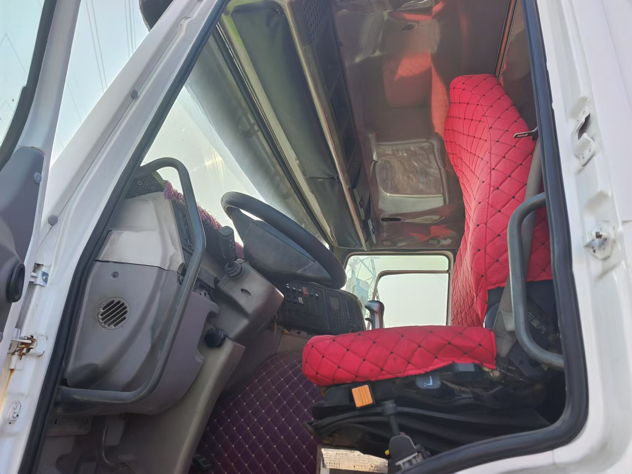 HOWO,XCMG HOWO 375,XCMG MSQS300-4 12 tons - Truk tangki: gambar 4 HOWO,XCMG HOWO 375,XCMG MSQS300-4 12 tons - Truk tangki: gambar 4