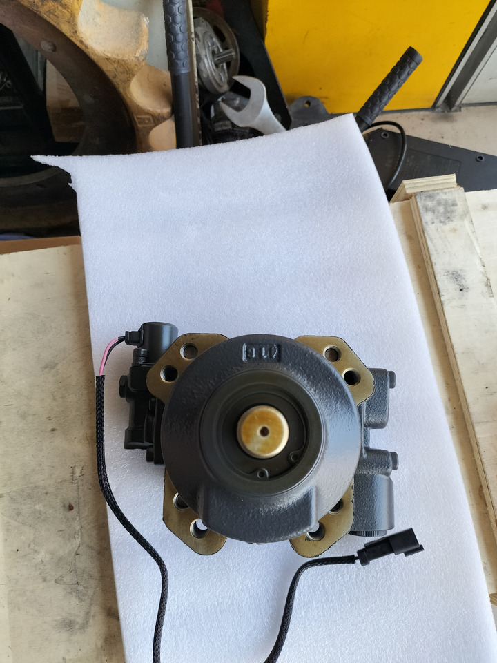 KOMATSU 708-7s-00352 - Motor hidrolik untuk Bulldozer: gambar 1 KOMATSU 708-7s-00352 - Motor hidrolik untuk Bulldozer: gambar 1