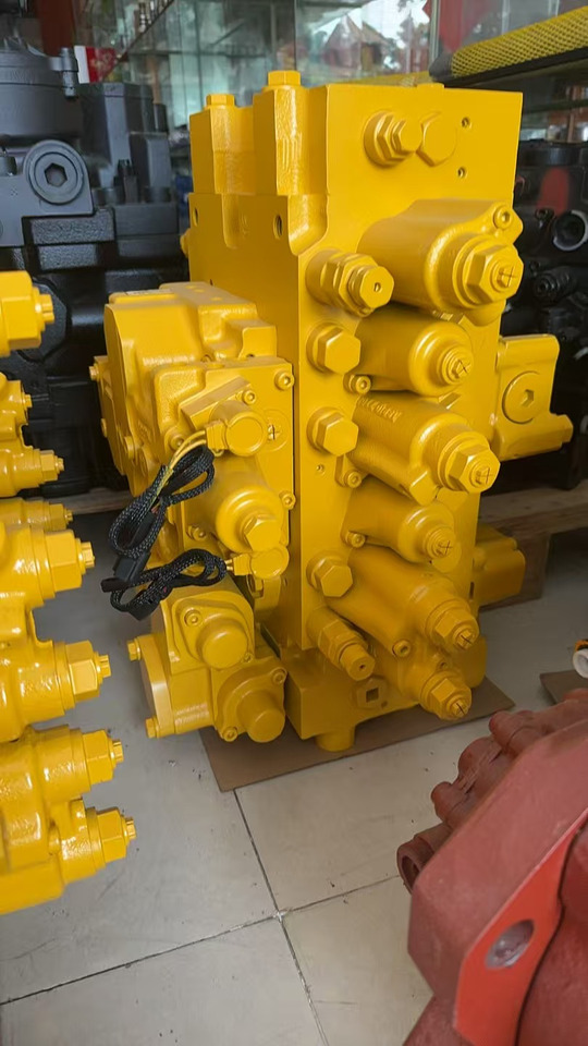 KOMATSU PC200-8 - Katup hidrolik untuk Ekskavator: gambar 1 KOMATSU PC200-8 - Katup hidrolik untuk Ekskavator: gambar 1