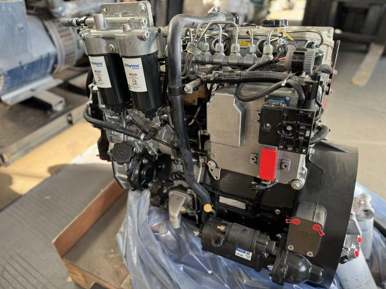 PERKINS 1104D-44TA - Mesin untuk Ekskavator: gambar 2 PERKINS 1104D-44TA - Mesin untuk Ekskavator: gambar 2