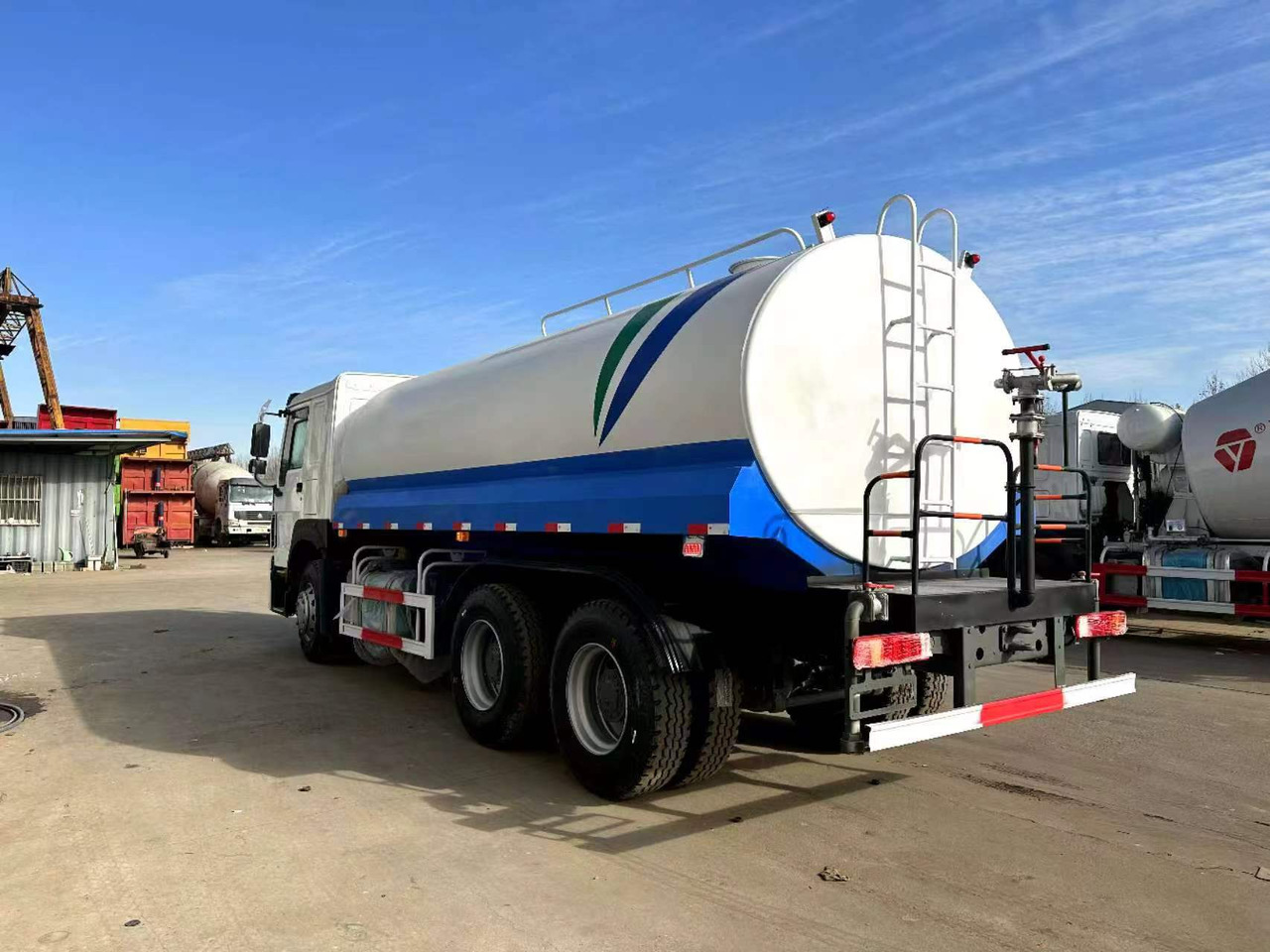 SINOTRUK HOWO 371 20 cubic meter sprinkler - Pengangkut kontainer/ Container truck: gambar 3 SINOTRUK HOWO 371 20 cubic meter sprinkler - Pengangkut kontainer/ Container truck: gambar 3