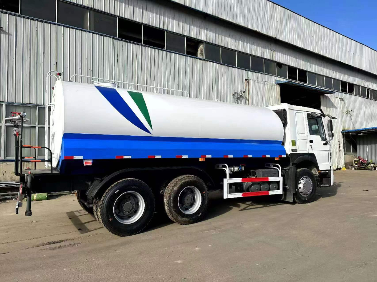 SINOTRUK HOWO 371 20 cubic meter sprinkler - Pengangkut kontainer/ Container truck: gambar 5 SINOTRUK HOWO 371 20 cubic meter sprinkler - Pengangkut kontainer/ Container truck: gambar 5