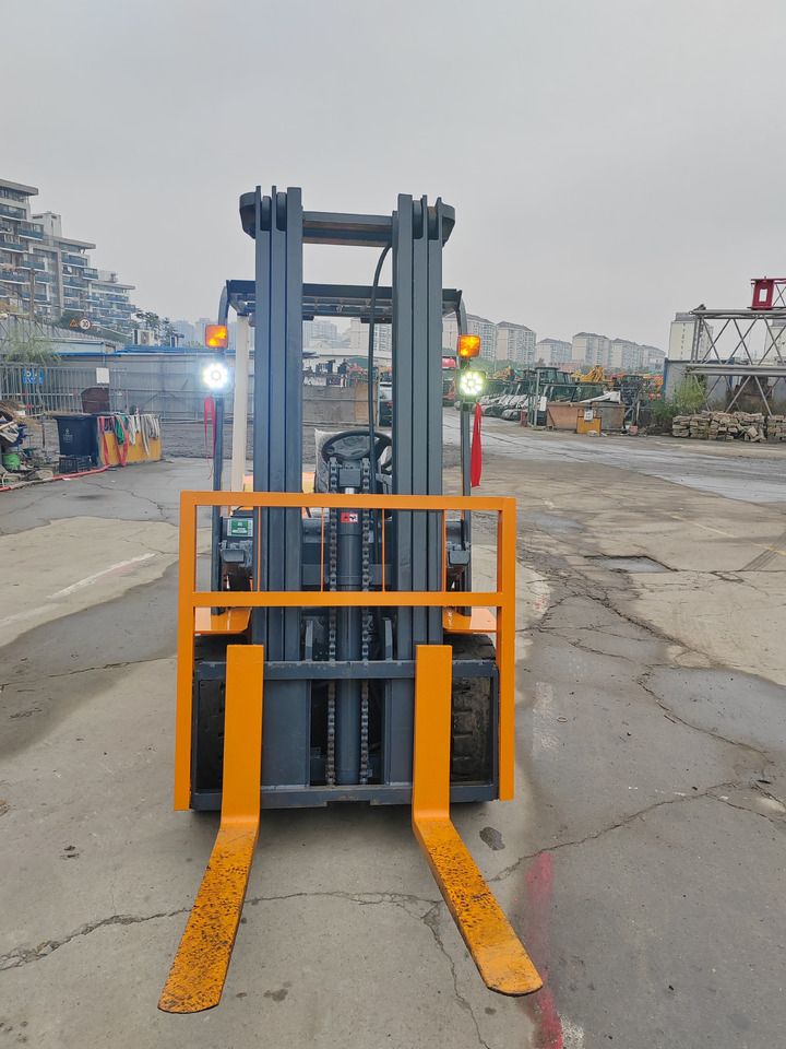 TCM 3 tons 3 stages - Forklift diesel: gambar 2 TCM 3 tons 3 stages - Forklift diesel: gambar 2
