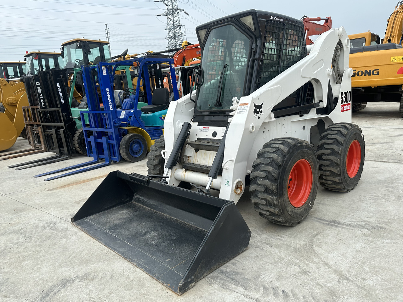 Second hand Hot sale skid-steers Bobcat S300 - Skid steer: gambar 1 Second hand Hot sale skid-steers Bobcat S300 - Skid steer: gambar 1