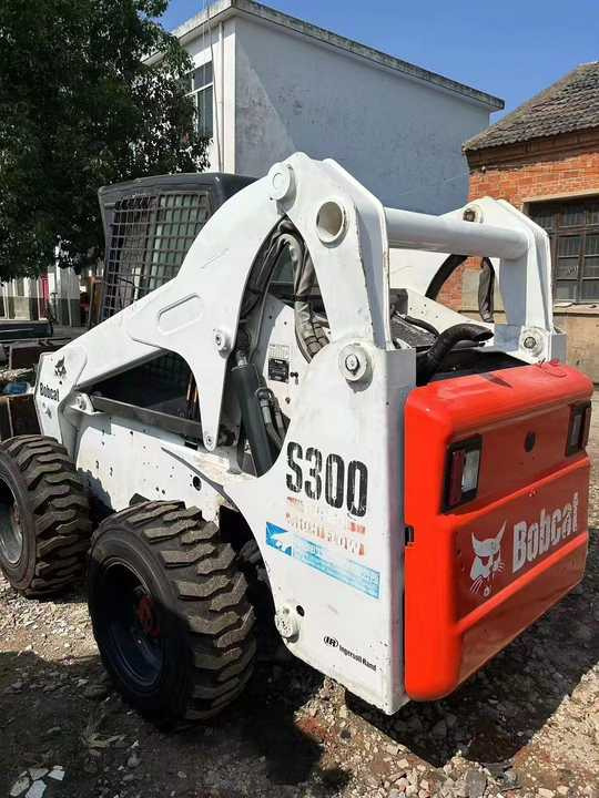Used Bob Cat Bob Cat S300 Used Skid Steer Wheel Loader Multifunctional Track Loaders Bobcat - Wheel loader: gambar 4 Used Bob Cat Bob Cat S300 Used Skid Steer Wheel Loader Multifunctional Track Loaders Bobcat - Wheel loader: gambar 4