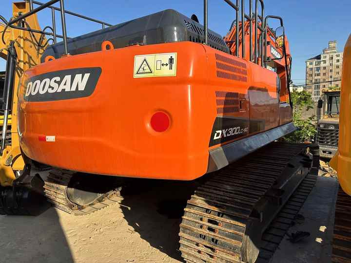 Used Digger DOOSAN DX300 Construction Machinery Construction Digger Used DOOSAN DX300 Cheap Excavator - Ekskavator perayap: gambar 4 Used Digger DOOSAN DX300 Construction Machinery Construction Digger Used DOOSAN DX300 Cheap Excavator - Ekskavator perayap: gambar 4