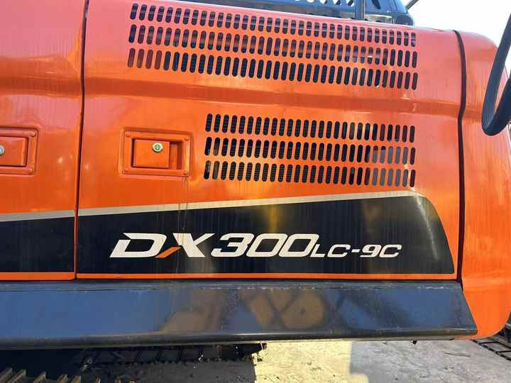 Used Digger DOOSAN DX300 Construction Machinery Construction Digger Used DOOSAN DX300 Cheap Excavator - Ekskavator perayap: gambar 2 Used Digger DOOSAN DX300 Construction Machinery Construction Digger Used DOOSAN DX300 Cheap Excavator - Ekskavator perayap: gambar 2