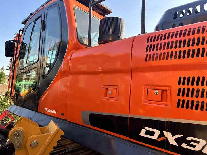Used Digger DOOSAN DX300 Construction Machinery Construction Digger Used DOOSAN DX300 Cheap Excavator - Ekskavator perayap: gambar 1 Used Digger DOOSAN DX300 Construction Machinery Construction Digger Used DOOSAN DX300 Cheap Excavator - Ekskavator perayap: gambar 1