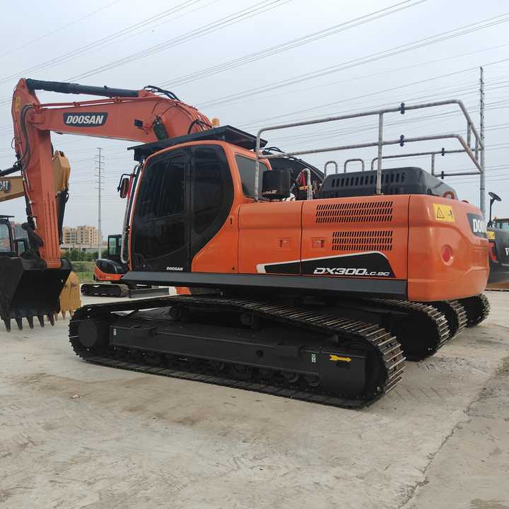 Used Digger DOOSAN DX300 Construction Machinery Construction Digger Used DOOSAN DX300 Cheap Excavator - Ekskavator perayap: gambar 1 Used Digger DOOSAN DX300 Construction Machinery Construction Digger Used DOOSAN DX300 Cheap Excavator - Ekskavator perayap: gambar 1
