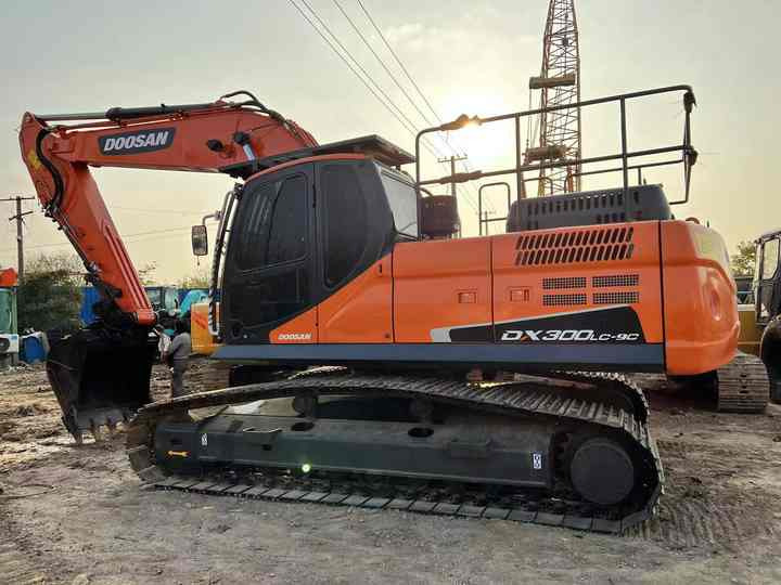 Used Excavator Doosan DX300 Excavators Mini Equipment Moving Machinery Doosan Digger Excavator for Sale - Ekskavator perayap: gambar 1 Used Excavator Doosan DX300 Excavators Mini Equipment Moving Machinery Doosan Digger Excavator for Sale - Ekskavator perayap: gambar 1