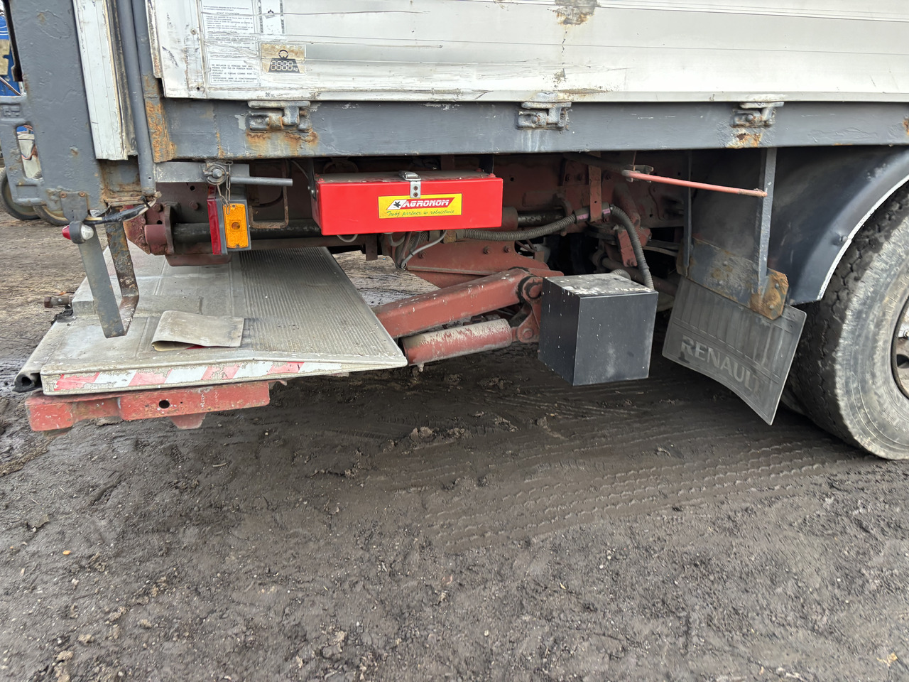 RENAULT Premium 260 - Truk dengan terpal samping: gambar 3 RENAULT Premium 260 - Truk dengan terpal samping: gambar 3