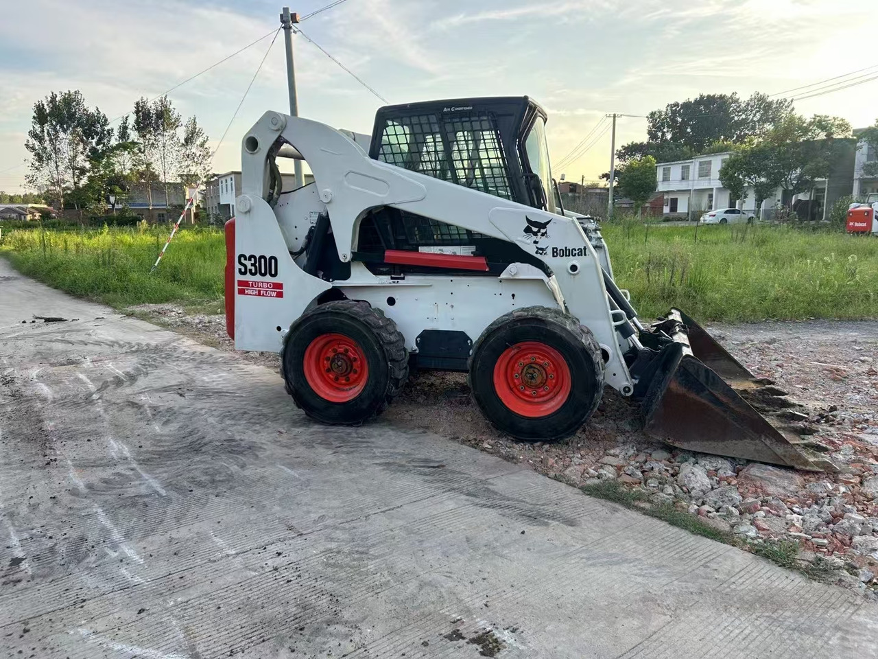 BOBCAT S300 - Skid steer: gambar 2 BOBCAT S300 - Skid steer: gambar 2