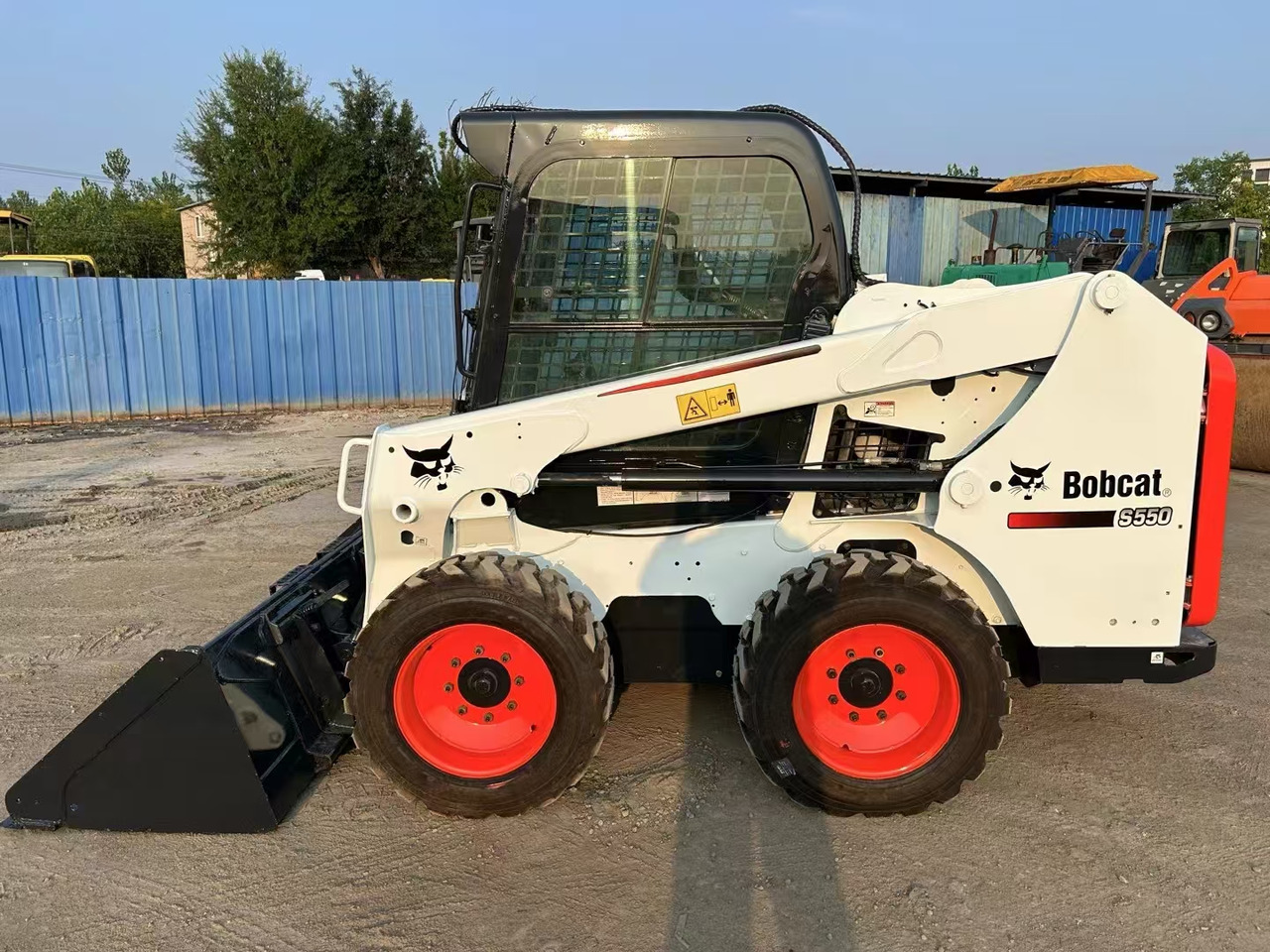 BOBCAT S550 - Skid steer: gambar 1 BOBCAT S550 - Skid steer: gambar 1