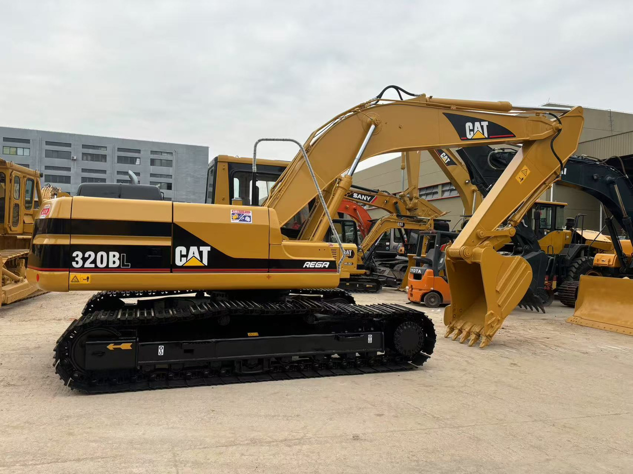 CATERPILLAR 320B - Ekskavator perayap: gambar 3 CATERPILLAR 320B - Ekskavator perayap: gambar 3