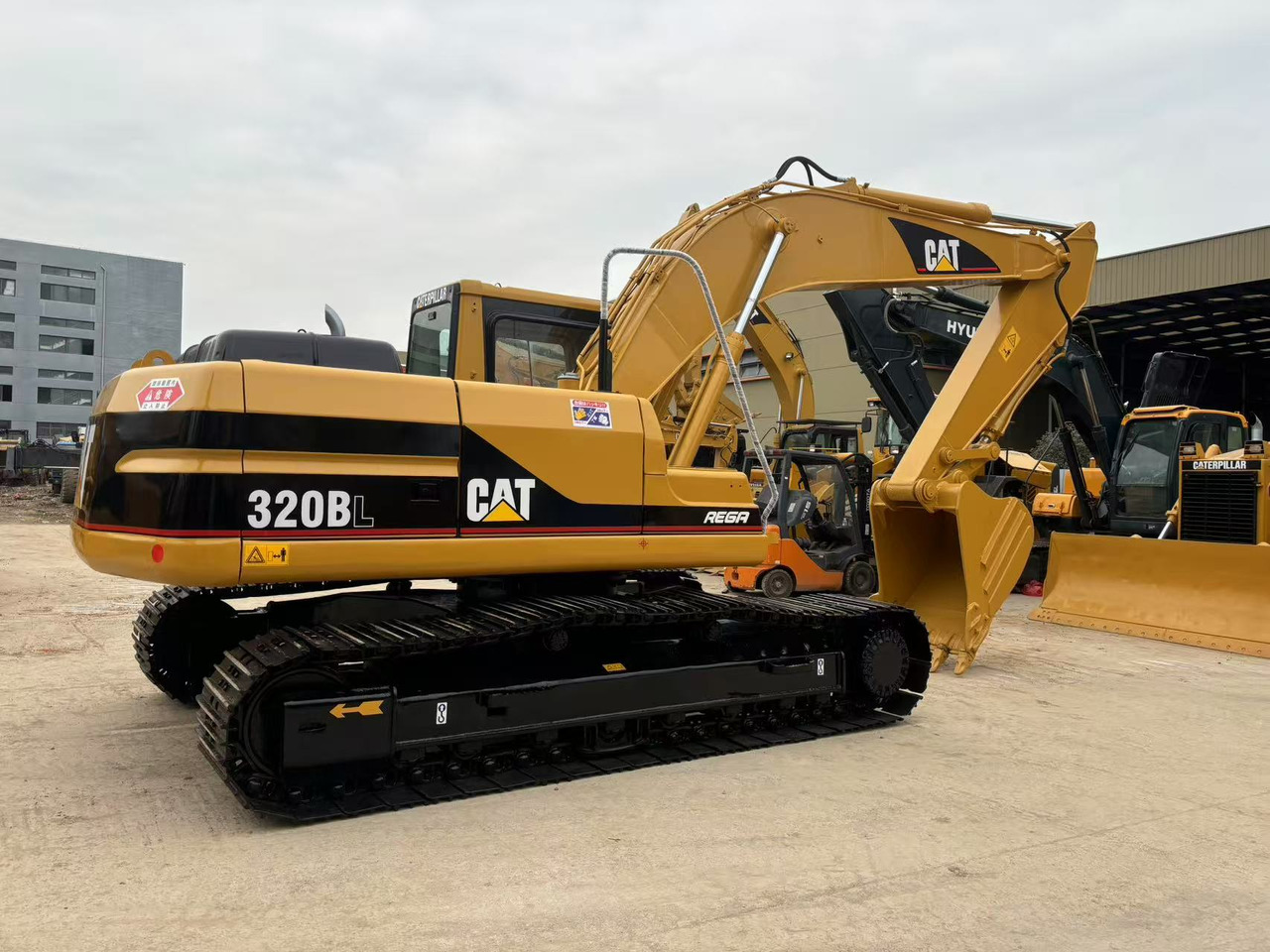 CATERPILLAR 320B - Ekskavator perayap: gambar 1 CATERPILLAR 320B - Ekskavator perayap: gambar 1