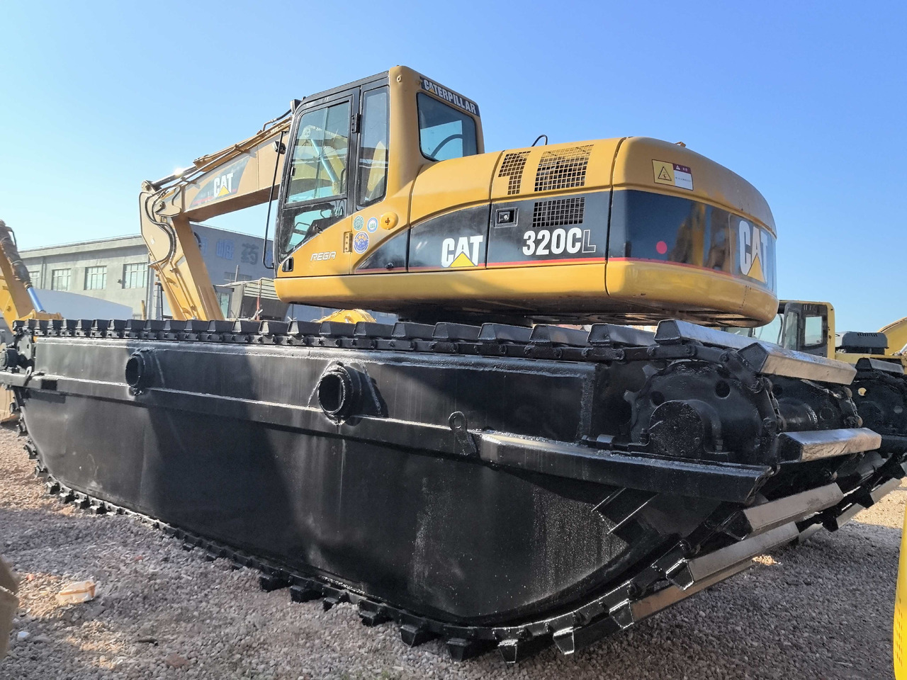 CATERPILLAR 320C - Ekskavator amfibi: gambar 1 CATERPILLAR 320C - Ekskavator amfibi: gambar 1