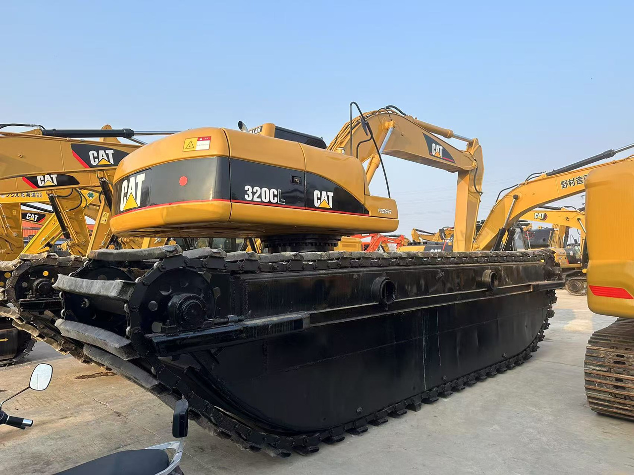 CATERPILLAR 320C - Ekskavator amfibi: gambar 1 CATERPILLAR 320C - Ekskavator amfibi: gambar 1