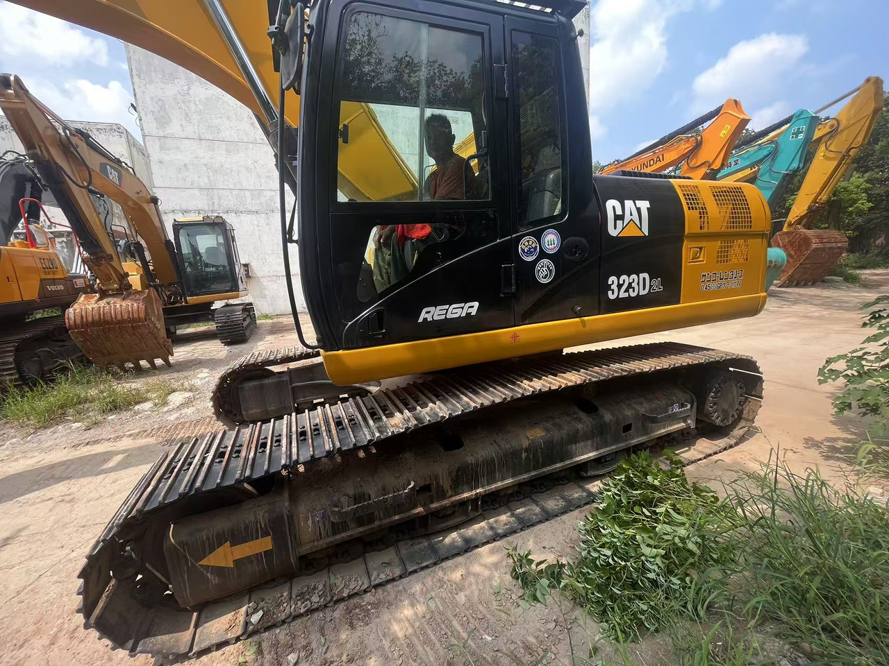 CATERPILLAR 323D2L - Ekskavator perayap: gambar 3 CATERPILLAR 323D2L - Ekskavator perayap: gambar 3