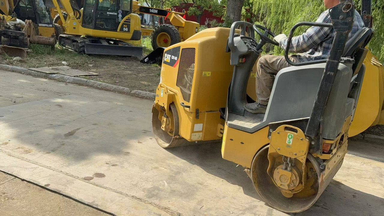 CATERPILLAR CB14B - Roller jalan: gambar 4 CATERPILLAR CB14B - Roller jalan: gambar 4