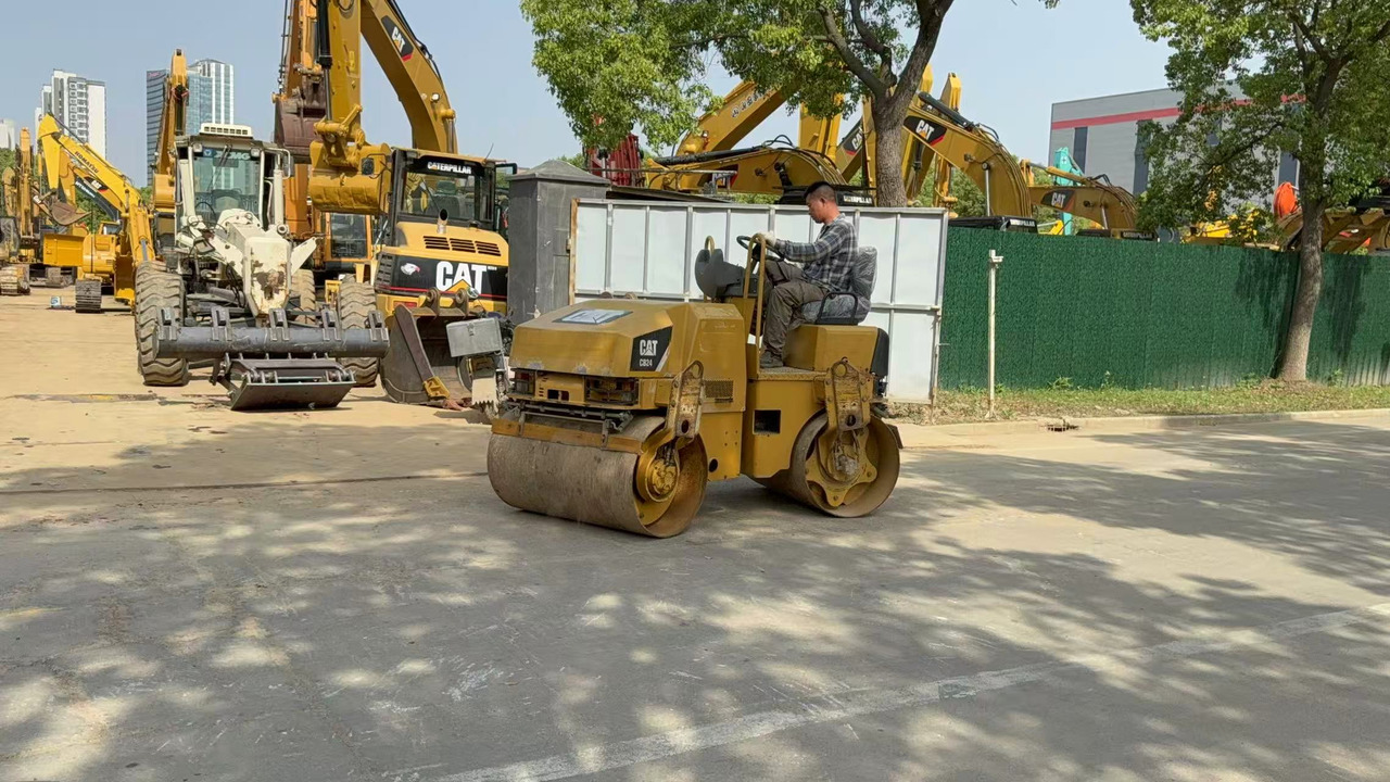 CATERPILLAR CB24B - Roller jalan: gambar 3 CATERPILLAR CB24B - Roller jalan: gambar 3