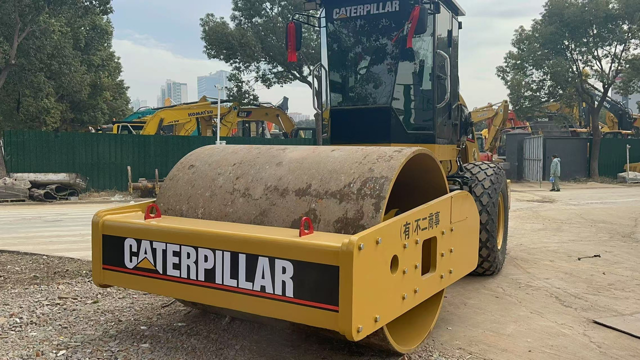 CATERPILLAR CS683E - Roller jalan: gambar 1 CATERPILLAR CS683E - Roller jalan: gambar 1