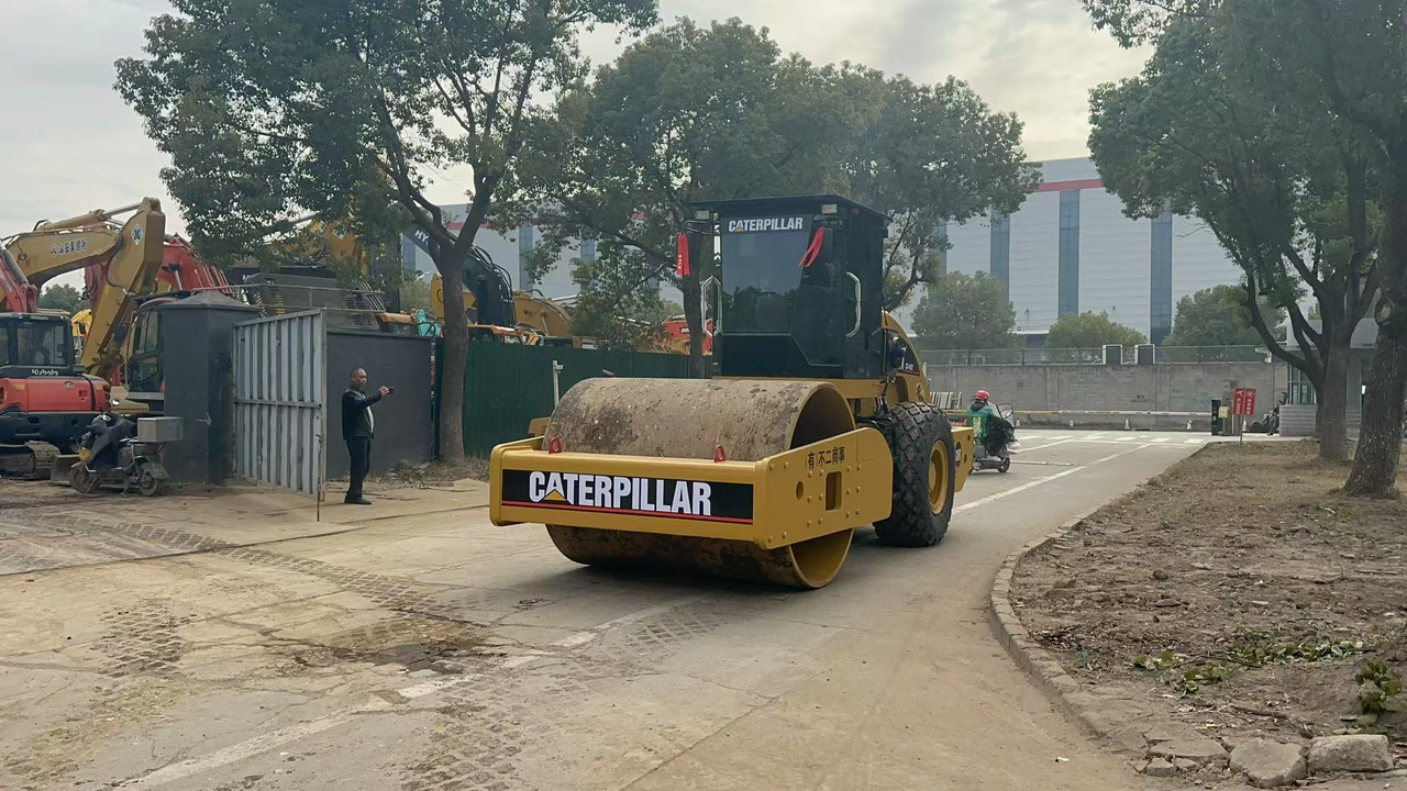 CATERPILLAR CS683E - Roller jalan: gambar 4 CATERPILLAR CS683E - Roller jalan: gambar 4