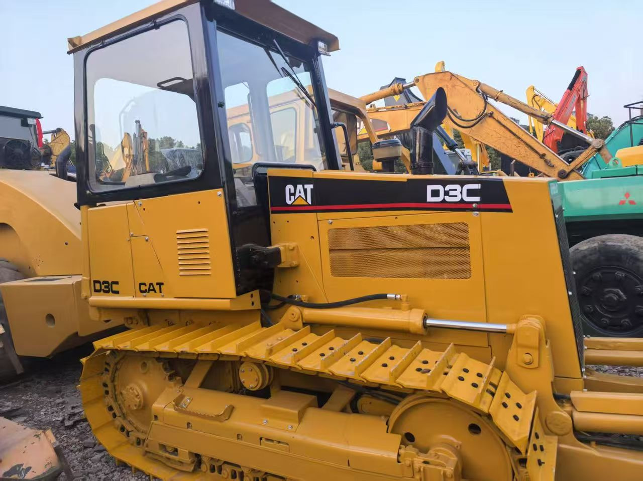 CATERPILLAR D3C - Bulldozer: gambar 4 CATERPILLAR D3C - Bulldozer: gambar 4