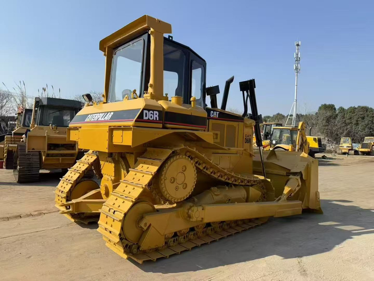 CATERPILLAR D6R - Bulldozer: gambar 1 CATERPILLAR D6R - Bulldozer: gambar 1