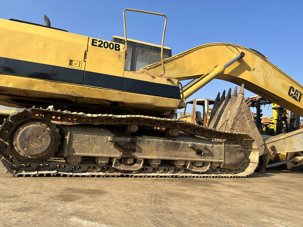 CATERPILLAR E200 - Ekskavator perayap: gambar 3 CATERPILLAR E200 - Ekskavator perayap: gambar 3