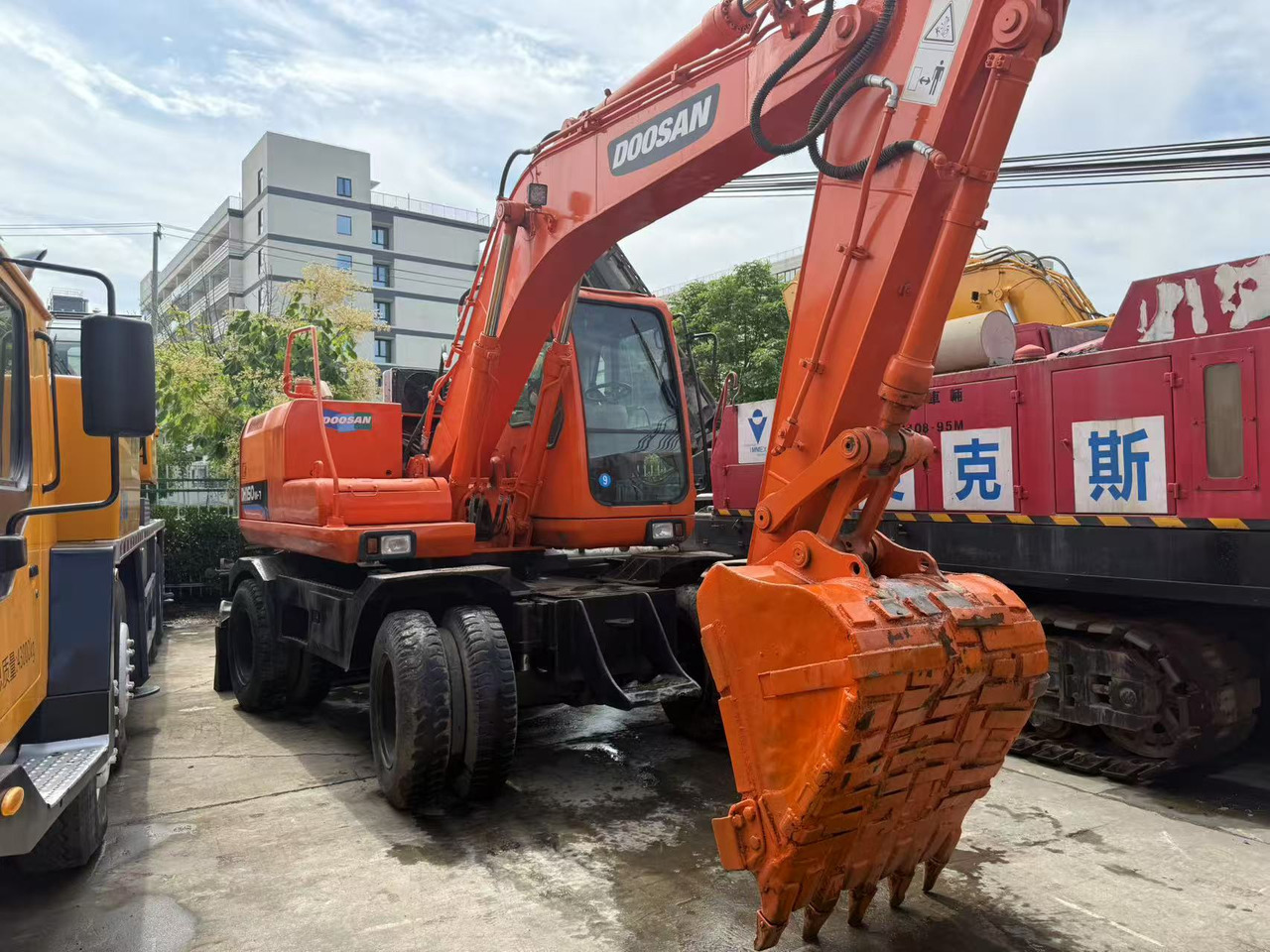 DOOSAN DH150W-7 - Ekskavator roda: gambar 4 DOOSAN DH150W-7 - Ekskavator roda: gambar 4