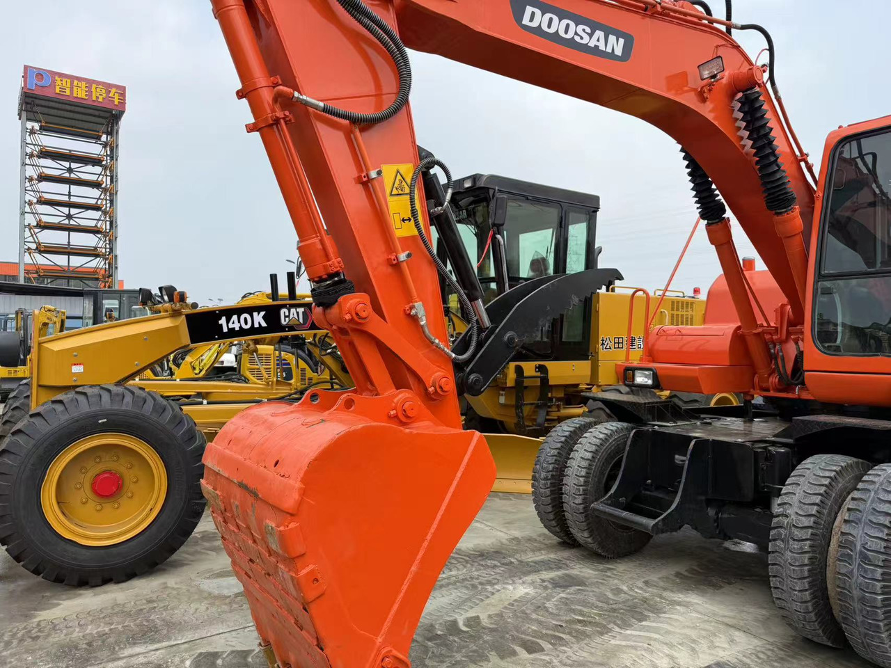 DOOSAN DH150W-7 - Ekskavator roda: gambar 2 DOOSAN DH150W-7 - Ekskavator roda: gambar 2