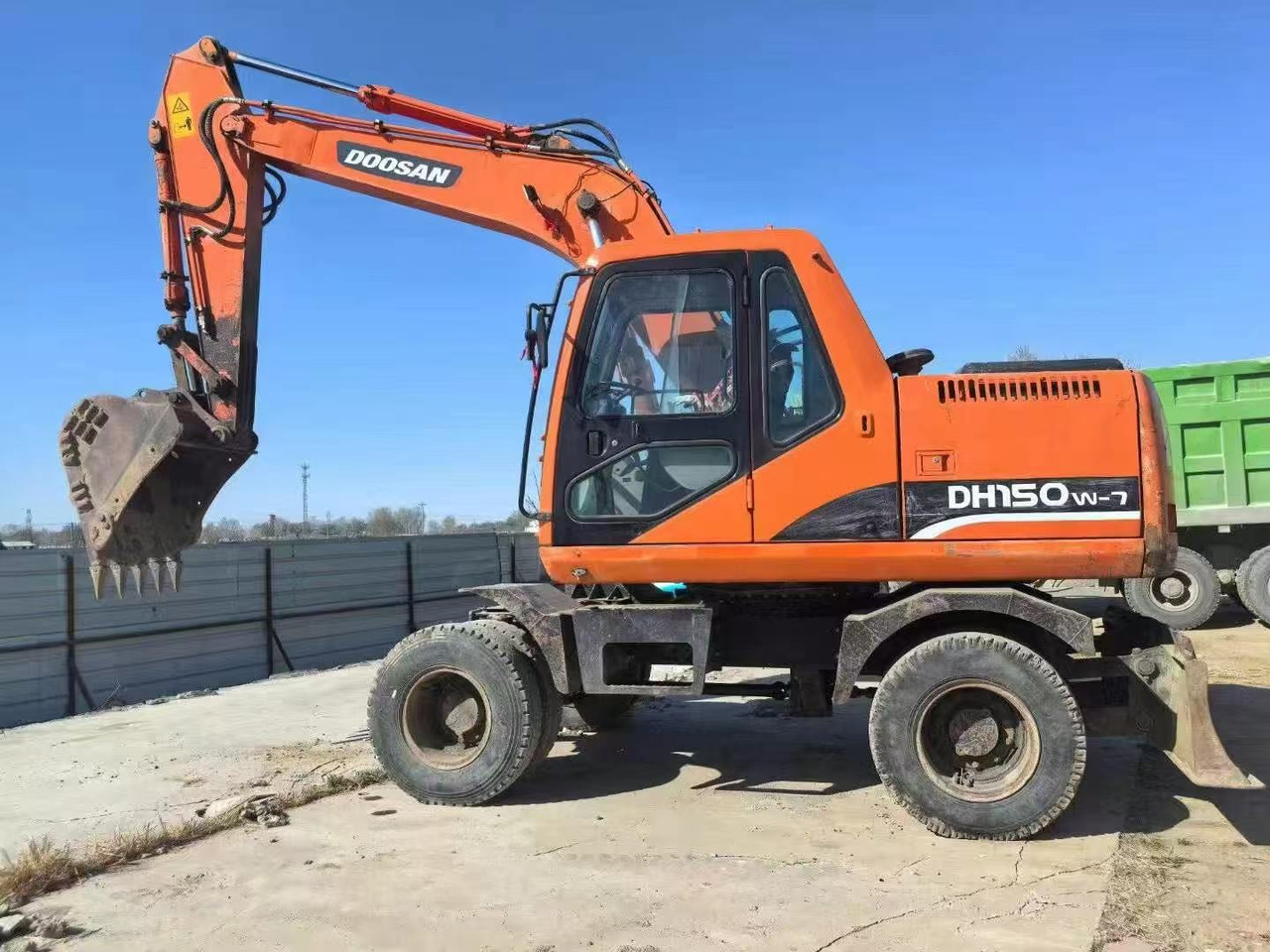 DOOSAN DH150W-7 - Ekskavator roda: gambar 3 DOOSAN DH150W-7 - Ekskavator roda: gambar 3