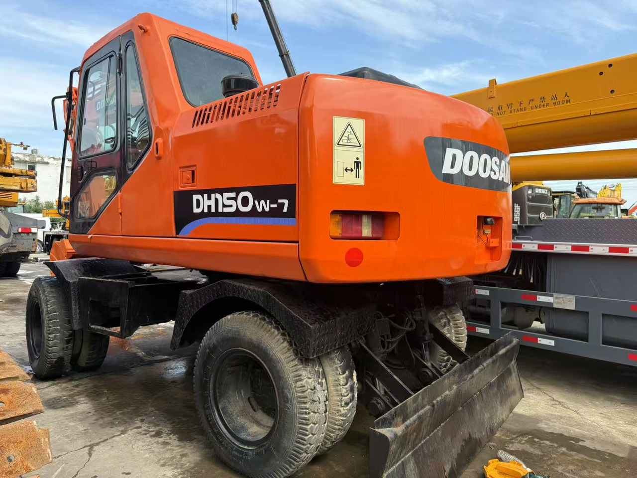 DOOSAN DH150W-7 - Ekskavator roda: gambar 3 DOOSAN DH150W-7 - Ekskavator roda: gambar 3