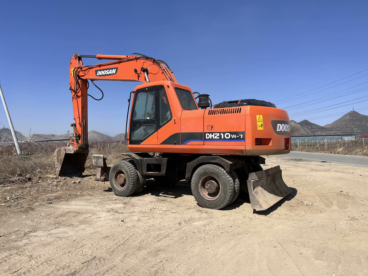 DOOSAN DH210W-7 - Ekskavator roda: gambar 1 DOOSAN DH210W-7 - Ekskavator roda: gambar 1
