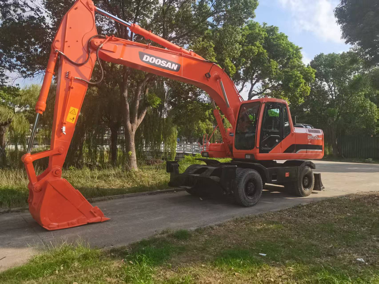 DOOSAN DH210W-9C - Ekskavator roda: gambar 2 DOOSAN DH210W-9C - Ekskavator roda: gambar 2