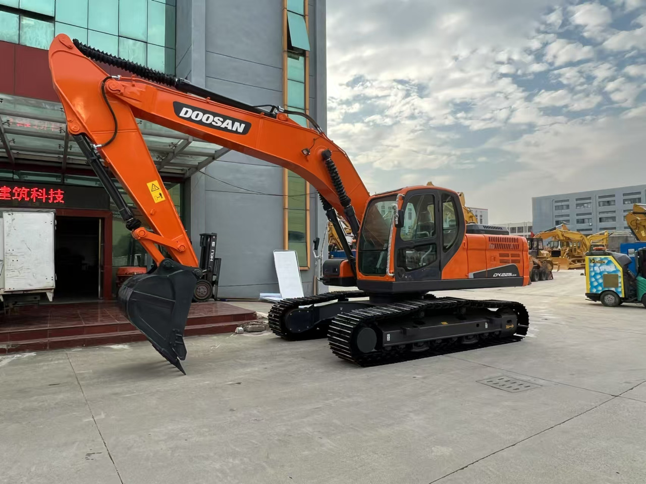 DOOSAN DX225LCA - Ekskavator perayap: gambar 1 DOOSAN DX225LCA - Ekskavator perayap: gambar 1