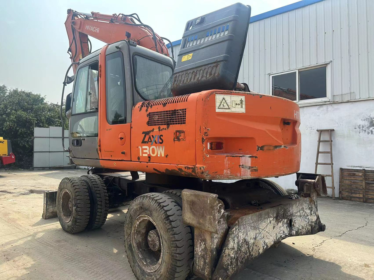 HITACHI ZX130 - Ekskavator roda: gambar 3 HITACHI ZX130 - Ekskavator roda: gambar 3