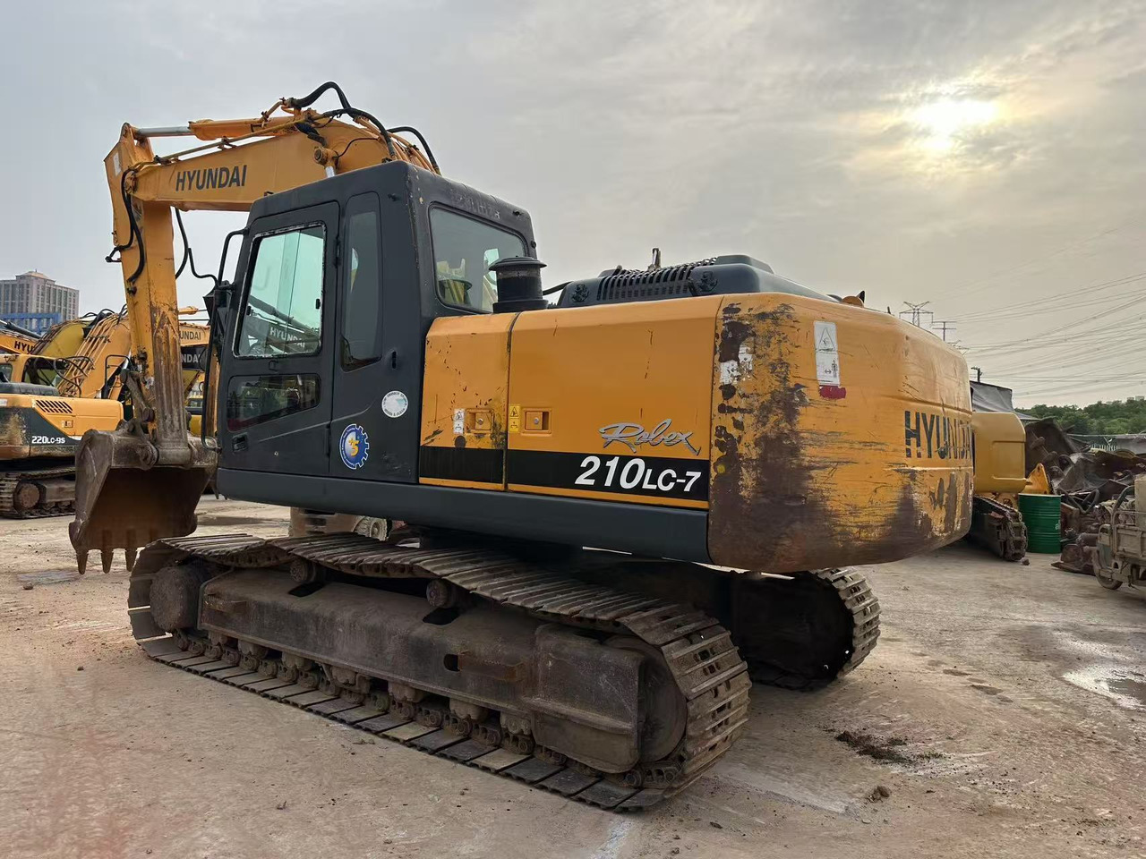 HYUNDAI R210LC-7 - Ekskavator perayap: gambar 2 HYUNDAI R210LC-7 - Ekskavator perayap: gambar 2