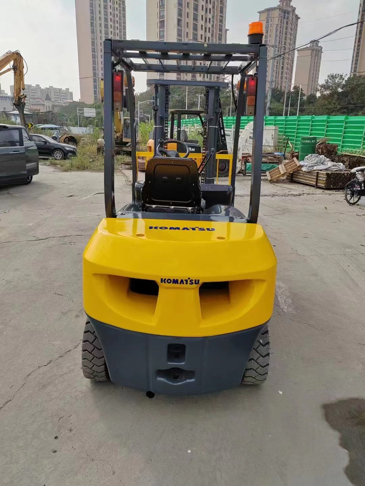 KOMATSU 3-ton - Forklift diesel: gambar 2 KOMATSU 3-ton - Forklift diesel: gambar 2