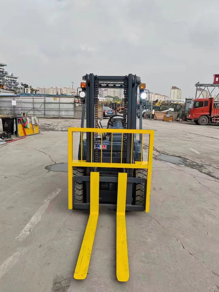 KOMATSU 3-ton - Forklift diesel: gambar 3 KOMATSU 3-ton - Forklift diesel: gambar 3